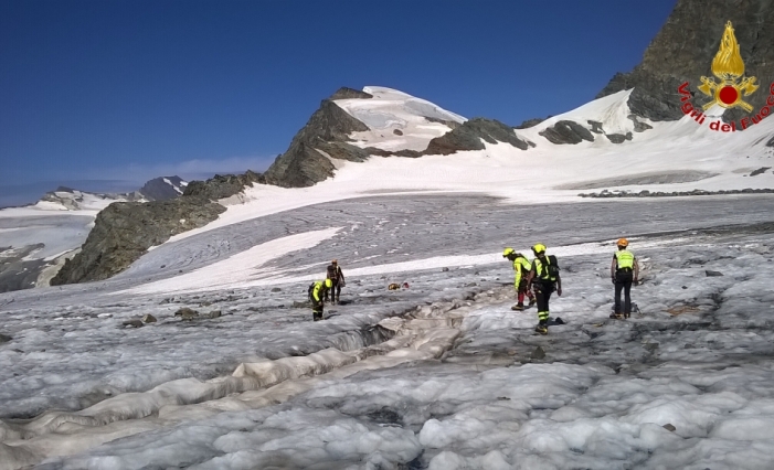 SCERCSCEN - Il ghiacciaio si scioglie ed emerge il cadavere di un alpinista