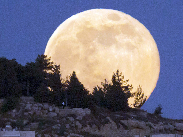 JER04. Har El (Israel), 23/06/2013.- A full moon in the 'Perigee' phase rises over the Jerusalem neighborhood of Har El, 23 June 2013. The moon on 23 June evening will be at its closest distance to Earth, a constellation also known as 'supermoon,' in which the earth's trabant appears between 12 to 14 per cent larger and according to scientific sources also about 30 percent brighter than the normal full moon. EFE/EPA/JIM HOLLANDER