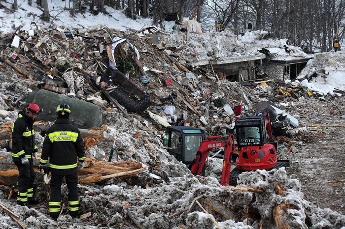 The ruins of Hotel Rigopiano, in a photo of 26 January 2017. The last two bodies of people missing from the avalanche-hit Rigopiano Hotel near the Abruzzo town of Farindola were retrieved by firefighters in the night between Wednesday and Thursday, raising the final death toll from last week's disaster to 29. Eleven survived the disaster. Nine, including all four children at the four-star hotel, were pulled out alive from the rubble and snow by rescue teams. ANSA/ ALESSANDRO DI MEO
