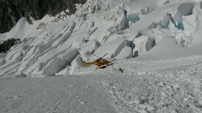 (ARCHIVIO) Soccorritori impegnati nelle ricerche dei due alpinisti dispersi sul Monte Bianco, 02 novembre 2016. ANSA/SOCCORSO ALPINO/FEDERICO DARICOU-MARINO OBERT +++ ANSA PROVIDES ACCESS TO THIS HANDOUT PHOTO TO BE USED SOLELY TO ILLUSTRATE NEWS REPORTING OR COMMENTARY ON THE FACTS OR EVENTS DEPICTED IN THIS IMAGE; NO ARCHIVING; NO LICENSING +++