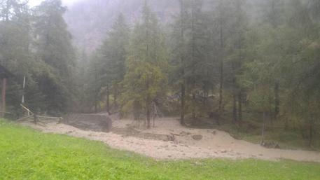 Una colata di detriti a Ollomont in Valle d'Aosta dopo le abbondanti precipitazioni delle ultime ore, 8 agosto 2017.  ANSA